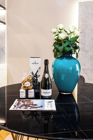 Spanish Steps Modern Gem 1BR (Via della Vite 23) | Living area