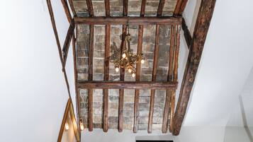 Your Prestigious Penthouse at the Spanish Steps (Via del Babuino 51) | 1 Schlafzimmer, Daunenbettdecken, individuell dekoriert