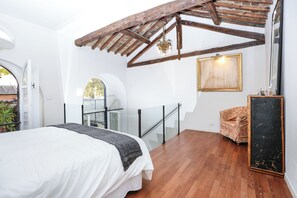 Your Prestigious Penthouse at the Spanish Steps (Via del Babuino 51) | Copriletto in piuma, con stile personalizzato