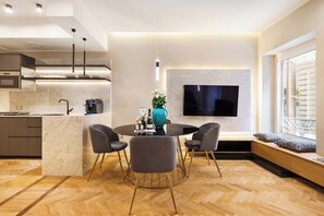 Spanish Steps Modern Gem 1BR (Via della Vite 23) | リビング エリア