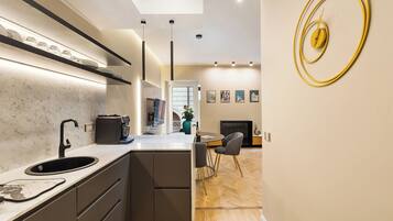 Spanish Steps Modern Gem 1BR (Via della Vite 23) | Eigene KĂŒche | KĂŒchenrolle, Esstisch