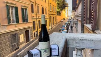 Spanish Steps Romantic Nest with Balcony (Via Gregoriana 46) | Terrazza/patio