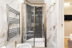 Spanish Steps Modern Gem 1BR (Via della Vite 23) | Bagno | Doccia, asciugacapelli, bidet, asciugamani