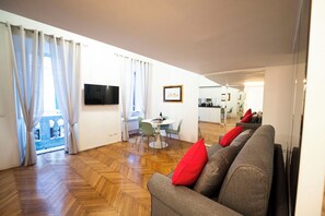 Apartment | Living area - Spanish Steps Romantic Nest With Balcony (Rome)