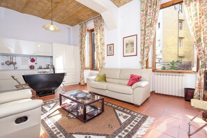 Trastevere Charming Retreat on Cobblestone Street (Vicolo del Bologna 70) | Living area | 40-inch Smart TV with digital channels - Trastevere Apartments (Rome)