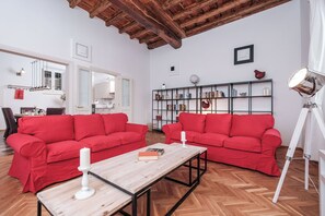 Regal Home in Trastevere (Piazza di S. Apollonia 3) | บริเวณนั่งเล่น | สมาร์ททีวี 40 นิ้ว พร้  อมช่องดิจิตอล