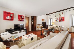 Trastevere Lovely Apartment (Via della Luce 55) | บริเวณนั่งเล่น | สมาร์ททีวี 40 นิ้ว พร้อมช่องดิจิตอล