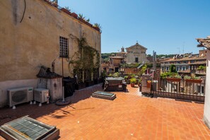 Trastevere Charming Apartment (Vicolo del Bologna 20 INT 3) | ลานระเบียง/นอกชาน