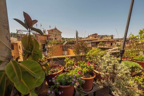 Trastevere Charming Apartment (Vicolo del Bologna 20 INT 3) | Terrace/patio