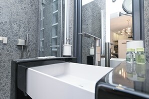 The Essential - Trastevere Design Studio (Via del Politeama 31) | Badezimmer | Haartrockner, Handtücher, Seife, Shampoo