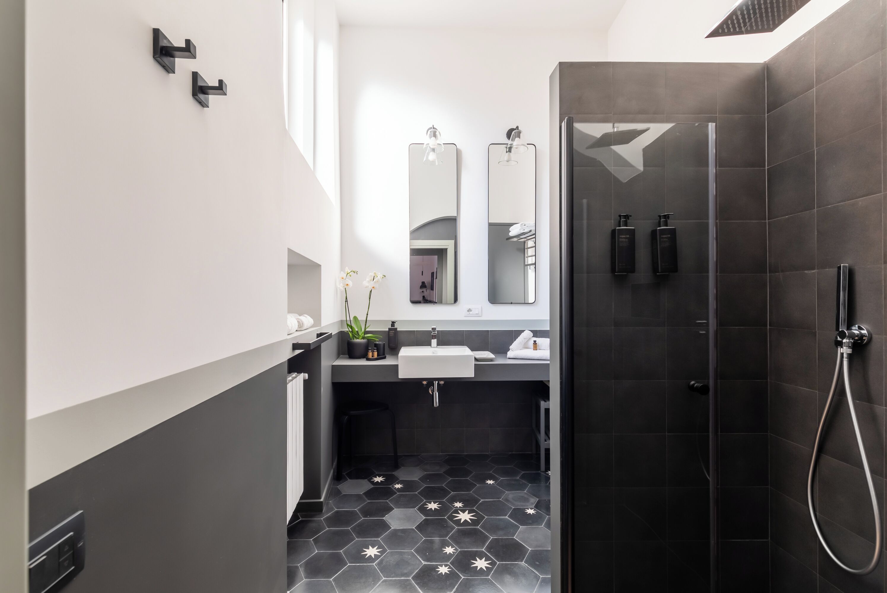 Stunning Rose Trastevere Apartment (Piazza di S. Apollonia 14) | Badezimmer | Haartrockner, Handtücher, Seife, Shampoo