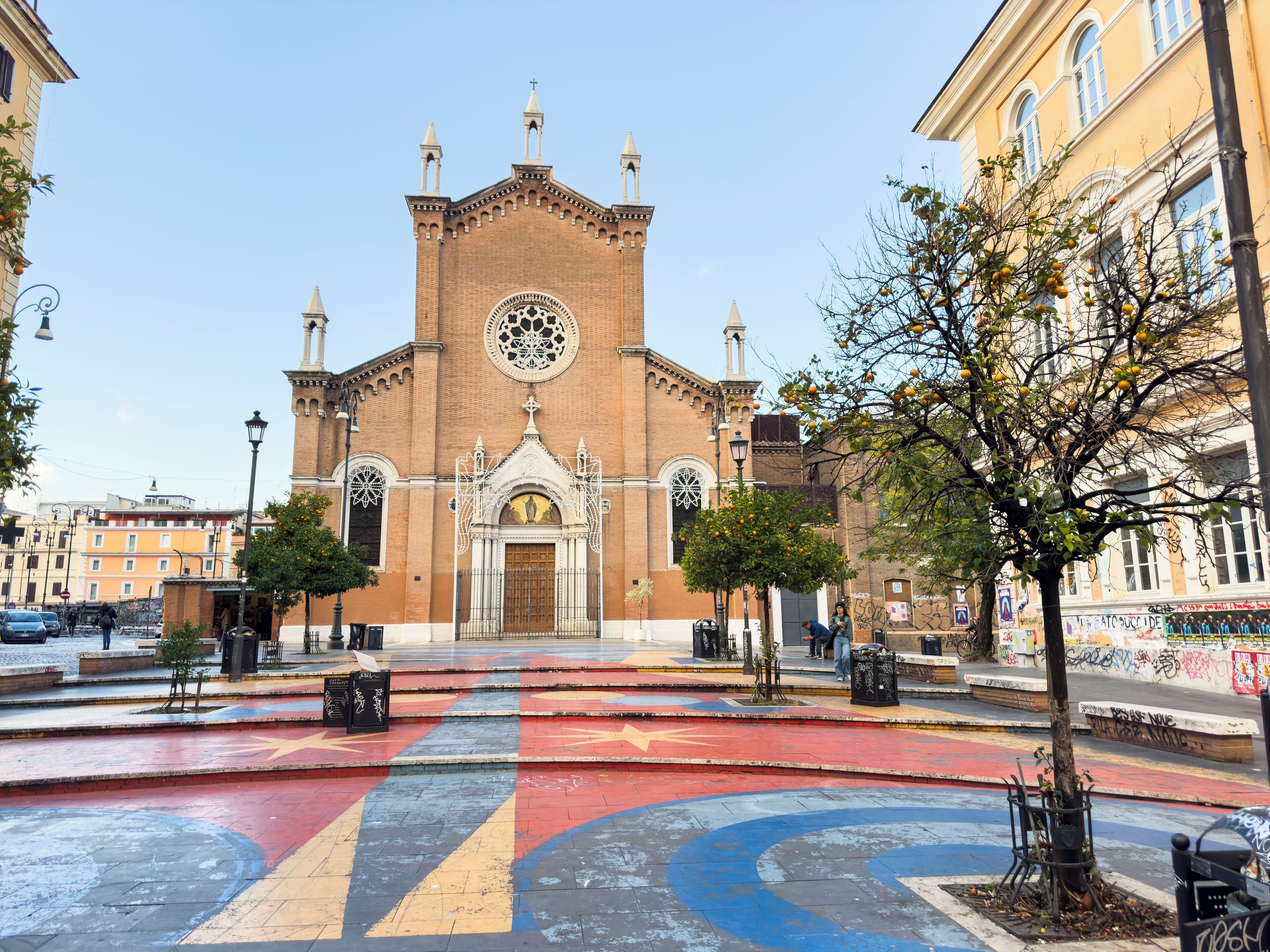 Une église dotée d’une grande fenêtre circulaire et d’un clocher.