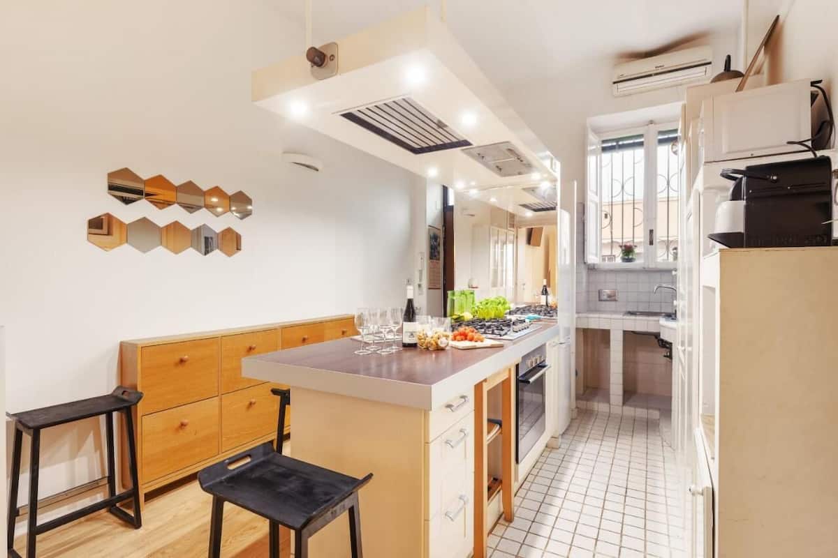 Termini Station Lightsome 3BR Apartment (Piazzale Tiburtino 28) | 私人廚房 | 高腳椅、廚房用具/餐具/器皿、紙手巾、餐桌