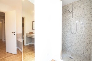 Bright and Lovely Apartment in San Lorenzo (Via degli Equi 60) | Baño | Secadora de cabello, bidet, toallas, jabón 