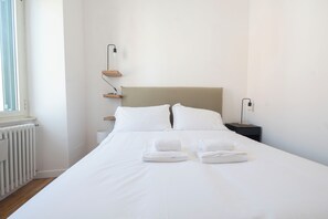 Bright and Lovely Apartment in San Lorenzo (Via degli Equi 60) | Individuelt dekorert, individuelt innredet og strykejern/-brett