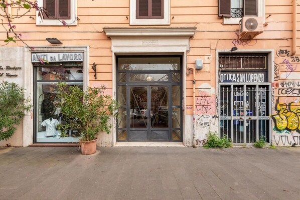 Front of property - Termini Station Lightsome 3Br Apartment (Rome)