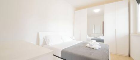 1 habitación, tabla de planchar con plancha, wifi gratis y ropa de cama