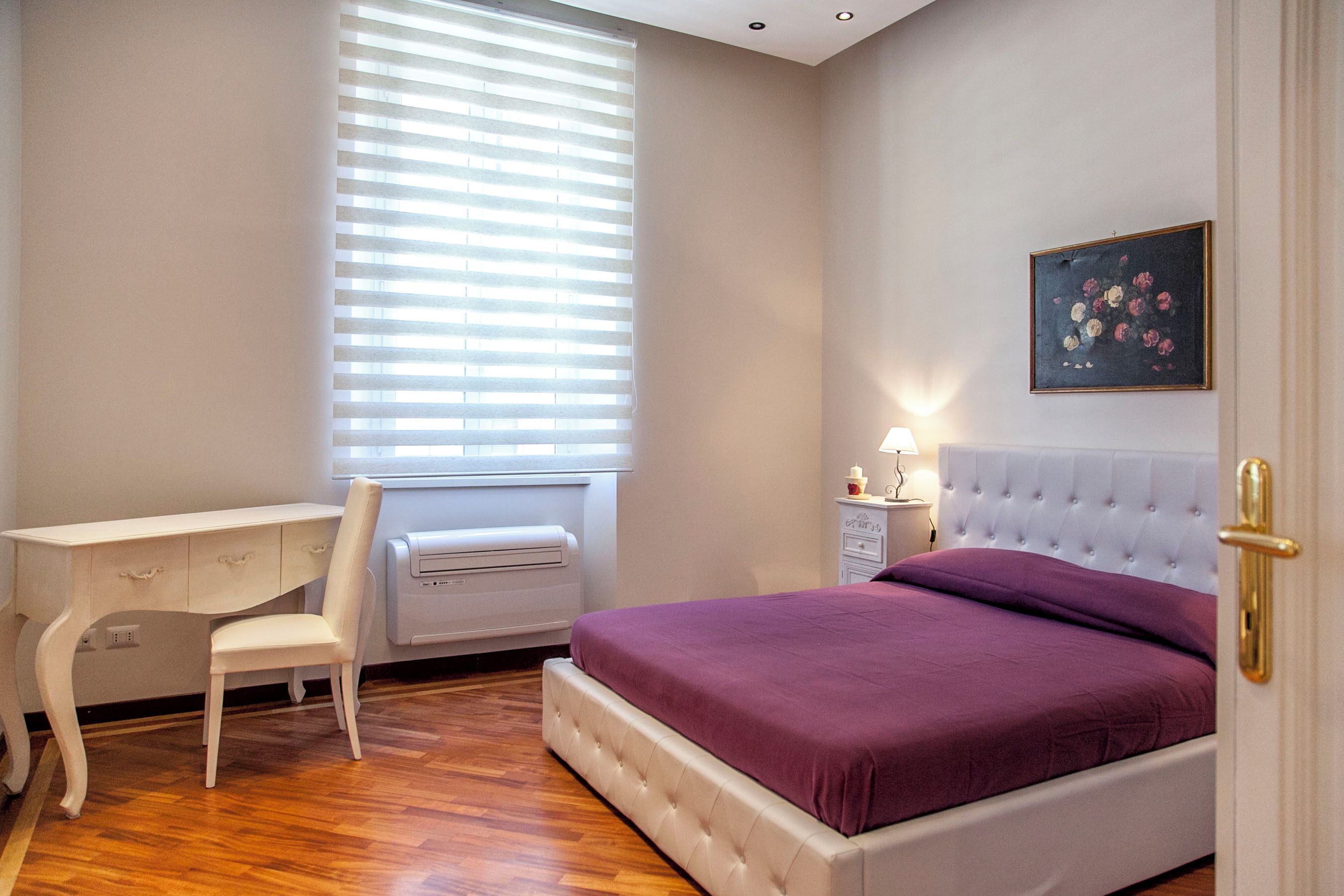Une chambre à coucher avec un lit, un bureau et une chaise.