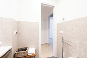Bathroom - Trastevere Lovely 2 Br Apartment  (Rome)