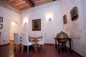 Apartment | Living area - Via Giulia Wonderful Apartment  (Rome)