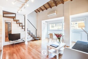 Vittoria Duplex Apartment | Coin séjour | Télévision à écran plat de 32 pouces avec chaînes numériques, télévision