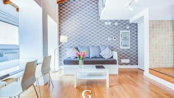 Vittoria Duplex Apartment | Wohnbereich | 32-Zoll-Flachbildfernseher mit Digitalempfang, Fernseher