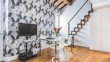 Carlotta Cozy Duplex Apartment | Area keluarga | Televisi layar datar 32-inci dengan saluran TV digital dan TV