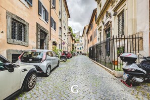 Viola One Bedroom Cozy Apartment | Coin séjour | Télévision à écran plat de 32 pouces avec chaînes numériques, télévision