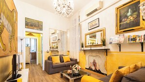 Cozy and chic 2-bedroom Apartment (Via dei Banchi Vecchi 132) | 客廳 | 40 吋電視連數碼電視頻道