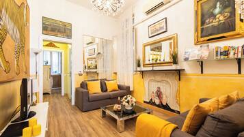 Cozy and chic 2-bedroom Apartment (Via dei Banchi Vecchi 132) | Wohnbereich | 40-Zoll-Fernseher mit Digitalempfang