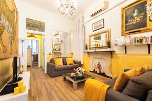 Cozy and chic 2-bedroom Apartment (Via dei Banchi Vecchi 132) | Living area - Via Dei Banchi Vecchi Apartments (Rome)