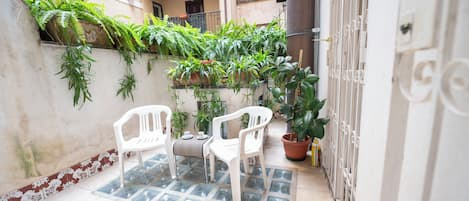 One Bedroom Family Retreat Near Campo de Fiori (Via dei Banchi Vecchi 134) | Terrazza/patio