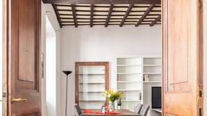 3 Bedroom Campo de Fiori Large and Beautiful Apartment (via Dei Banchi Vecchi 35) | 客廳 | 40 吋電視連數碼電視頻道