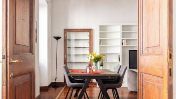 3 Bedroom Campo de Fiori Large and Beautiful Apartment (via Dei Banchi Vecchi 35) | Wohnbereich | 40-Zoll-Fernseher mit Digitalempfang