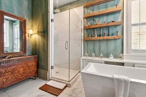 Dusche, Haartrockner, Handtücher, Shampoo