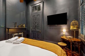 5 bedrooms, desk, iron/ironing board, travel crib