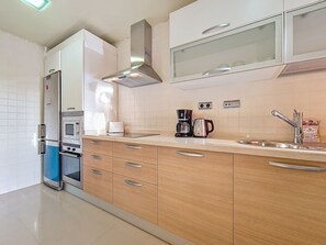 Kühlschrank, Mikrowelle, Ofen, Geschirrspüler