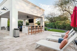 Outdoor dining - Top-Notch Villa in Central Scottsdale (Scottsdale)