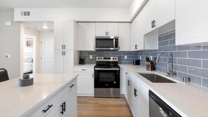 Réfrigérateur, tables à manger