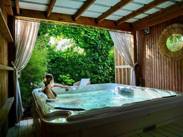 Outdoor spa tub