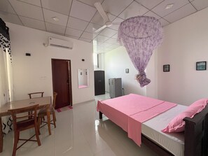 5 bedrooms, iron/ironing board, WiFi, bed sheets - Spacious 5-bedroom condo with WiFi, AC in enchanting Mirissa (Mirissa)