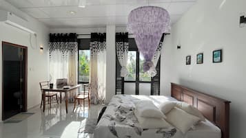 5 bedrooms, iron/ironing board, WiFi, bed sheets