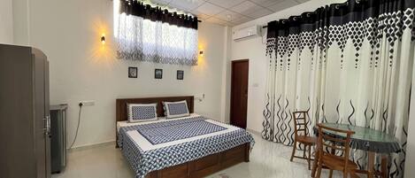 5 bedrooms, iron/ironing board, WiFi, bed sheets