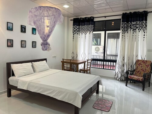 Charming 1-bedroom apartment with WiFi, AC in lovely Mirissa