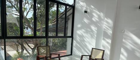 المنشأة من الداخل