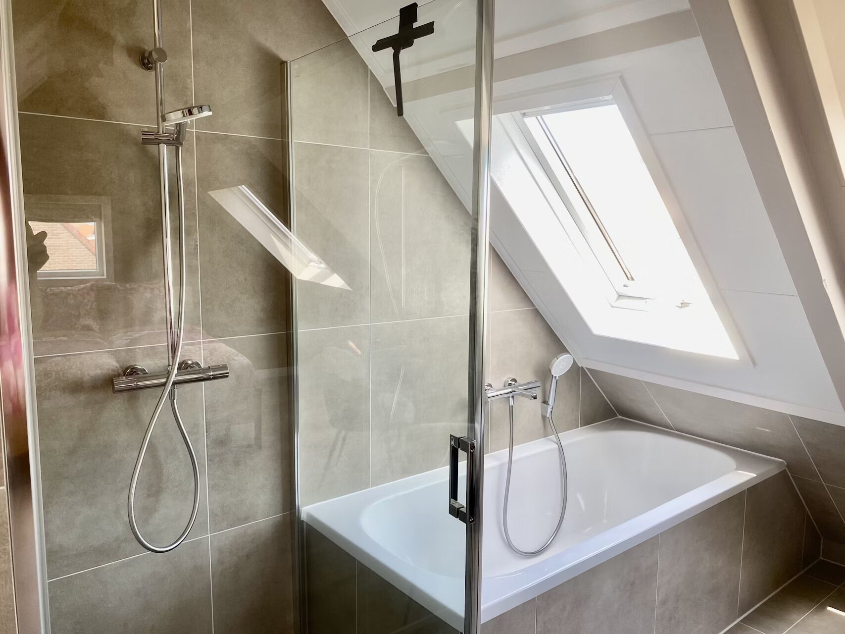 Douche, baignoire à jets, sèche-cheveux, serviettes fournies