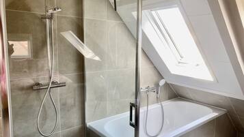 Douche, baignoire Ă jets, sĂšche-cheveux, serviettes fournies