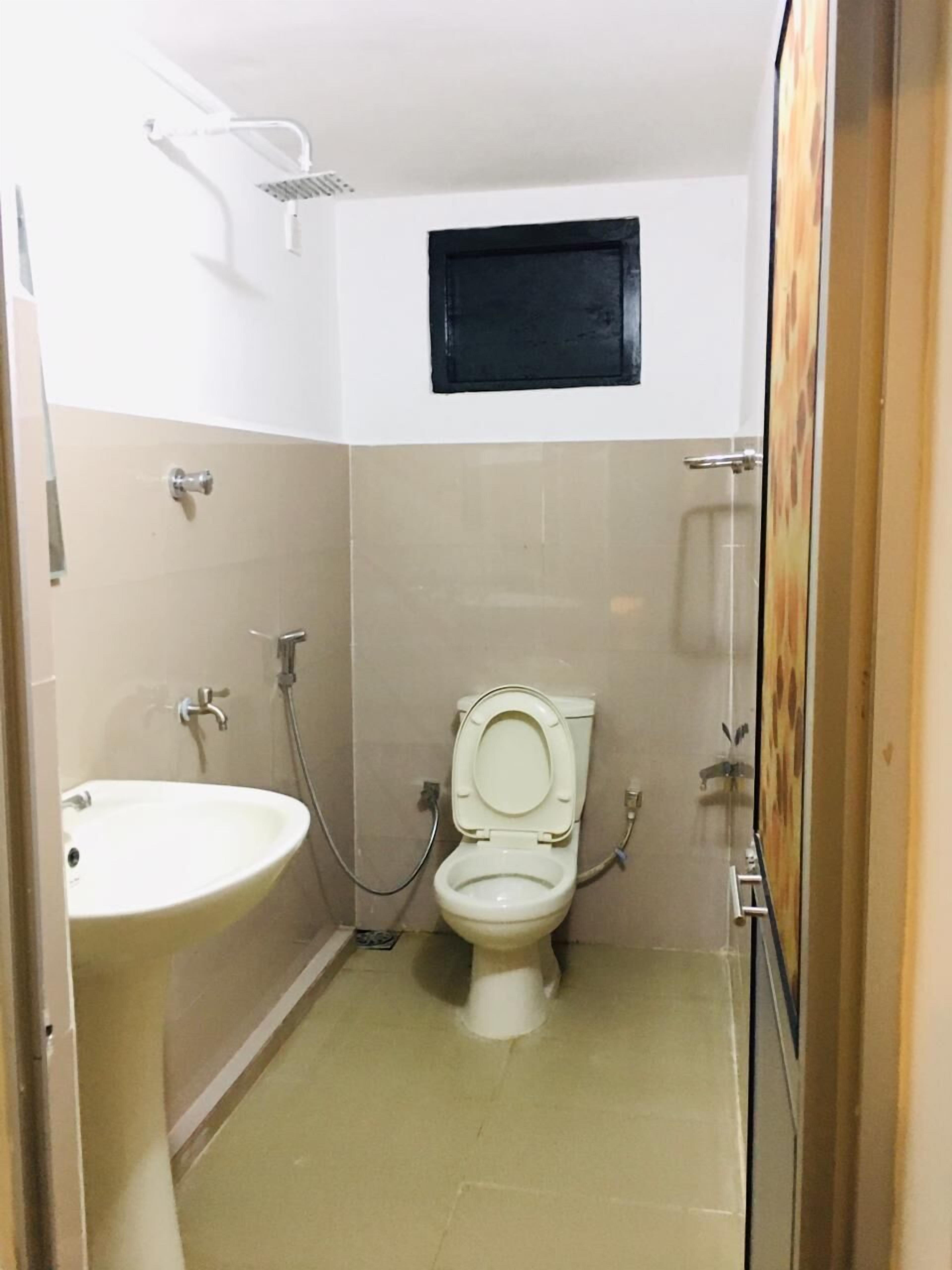 Chambre Double Standard, vue montagne | Salle de bain | Articles de toilette gratuits, serviettes fournies