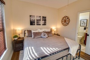 2 makuuhuonetta, silitysrauta/-lauta, Wi-Fi, vuodevaatteet