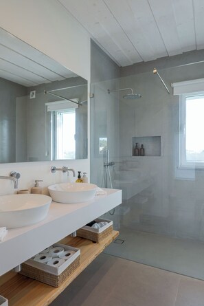 Vila com design assinado, 4 quartos, para não fumantes, piscina particular | Banheiro